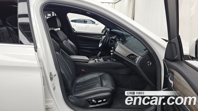BMW 5-Series 2018 — photo 17