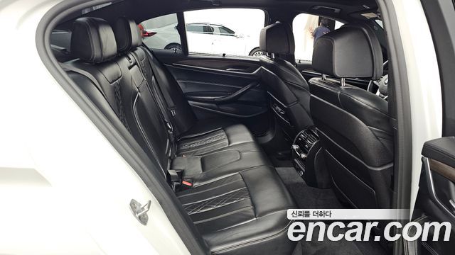 BMW 5-Series 2018 — photo 18