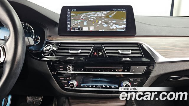 BMW 5-Series 2018 — photo 20