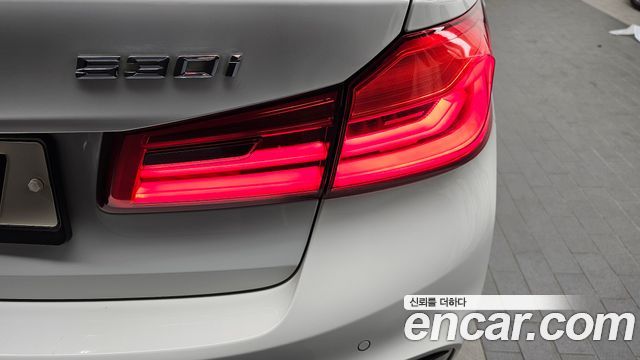 BMW 5-Series 2018 — photo 9