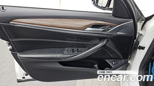 BMW 5-Series 2018 — photo 14