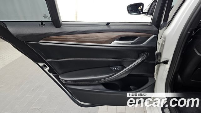 BMW 5-Series 2018 — photo 15