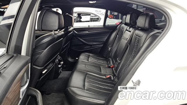 BMW 5-Series 2018 — photo 16