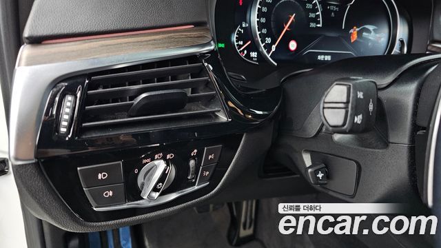 BMW 5-Series 2018 — photo 33