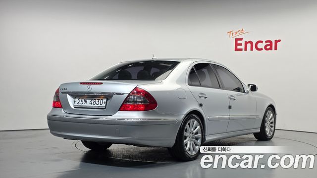 Mercedes-Benz E-Class 2009 — photo 2