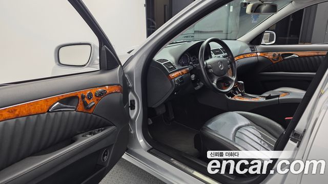 Mercedes-Benz E-Class 2009 — photo 10