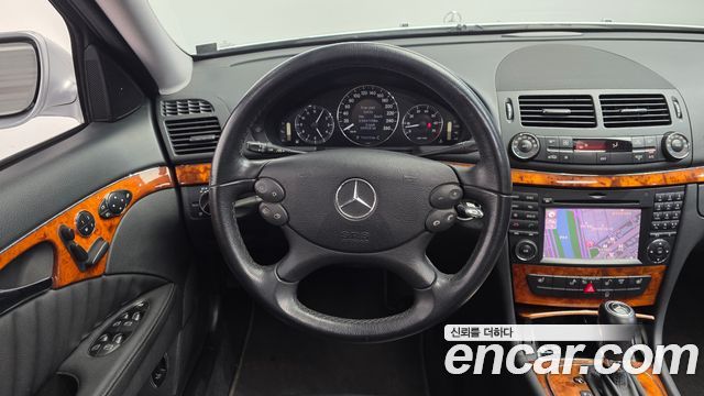 Mercedes-Benz E-Class 2009 — photo 13