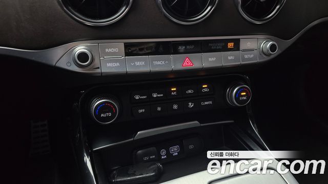 Kia Stinger 2018 — photo 24