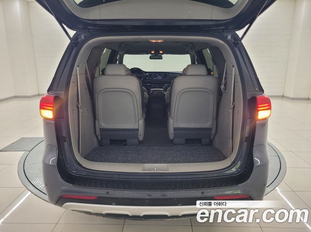 Kia Canival 2015 — photo 18