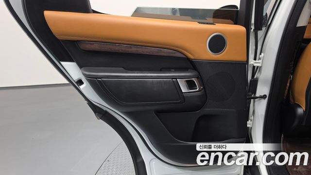 Land Rover Discovery 2019 — photo 15