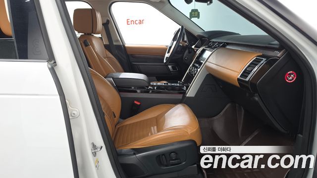 Land Rover Discovery 2019 — photo 16