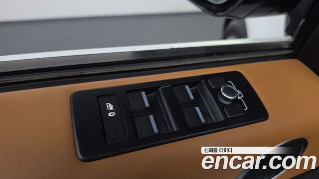 Land Rover Discovery 2019 — photo 36