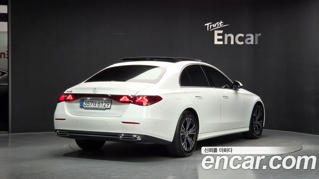 Mercedes-Benz E-Class 2025 — photo 2