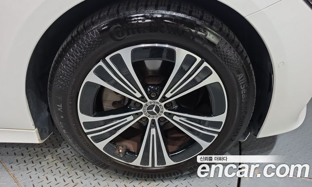 Mercedes-Benz E-Class 2025 — photo 7