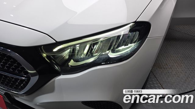 Mercedes-Benz E-Class 2025 — photo 8
