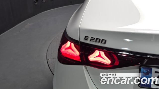 Mercedes-Benz E-Class 2025 — photo 9