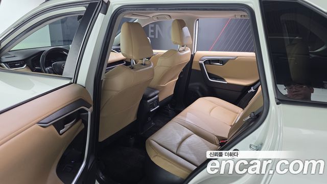 Toyota RAV4 2021 — photo 16
