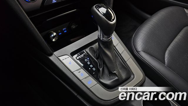 Hyundai AVANTE 2016 — photo 12