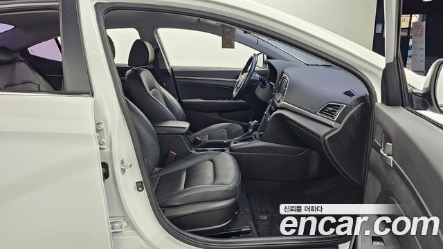 Hyundai AVANTE 2016 — photo 17