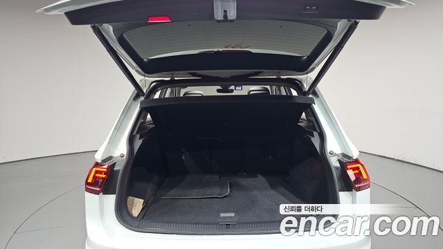 Volkswagen Tiguan 2018 — photo 20