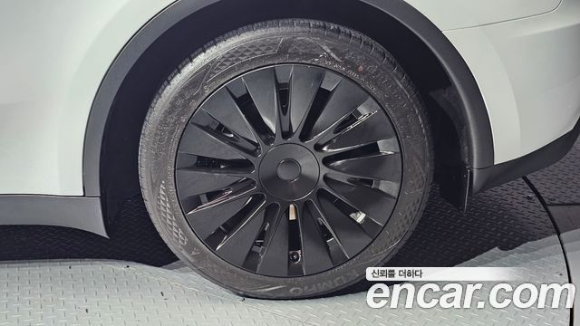 Tesla Model Y 2023 — photo 7