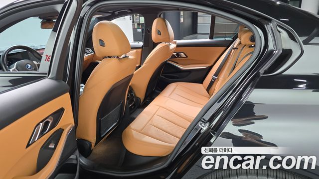 BMW 3-Series 2023 — photo 17