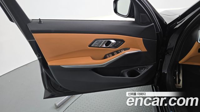 BMW 3-Series 2023 — photo 14