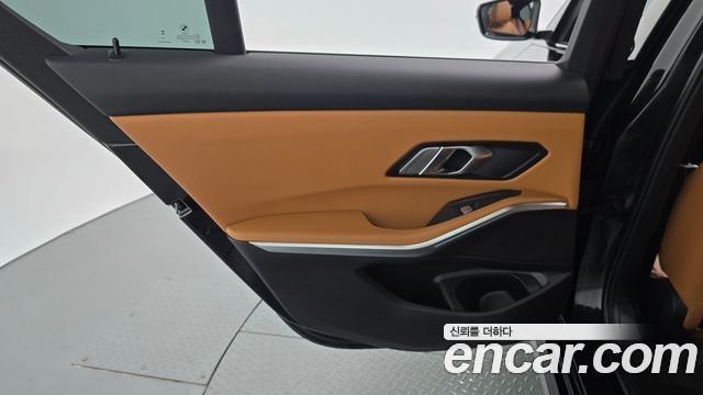 BMW 3-Series 2023 — photo 15