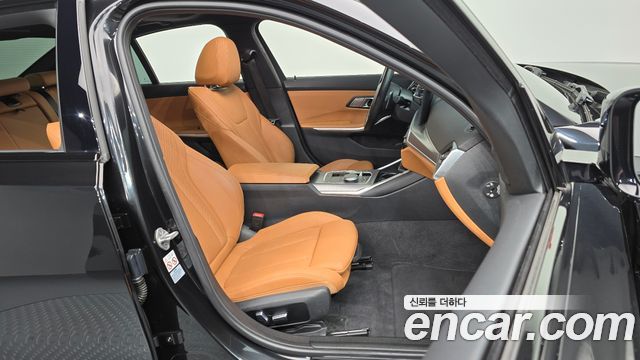 BMW 3-Series 2023 — photo 16
