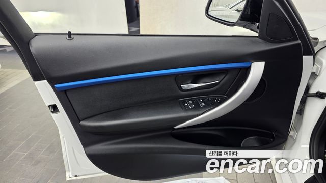 BMW 3-Series 2018 — photo 14