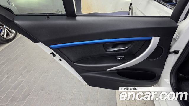 BMW 3-Series 2018 — photo 15
