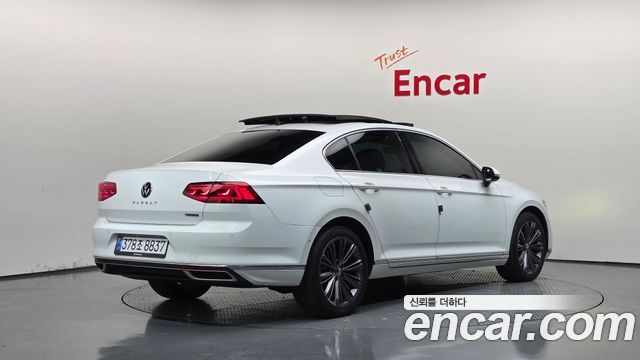 Volkswagen Passat 2022 — photo 2