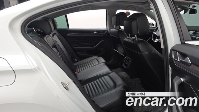 Volkswagen Passat 2022 — photo 17