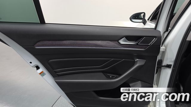 Volkswagen Passat 2022 — photo 15