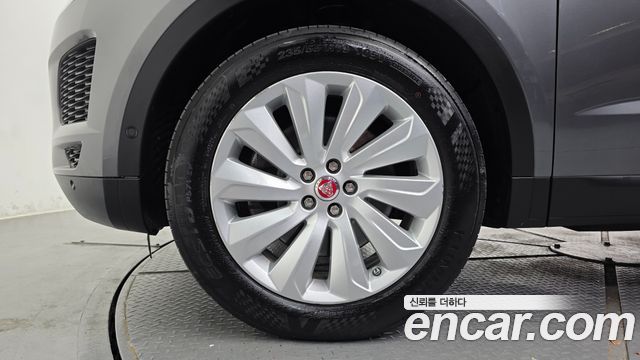 Jaguar E-PACE 2018 — photo 5