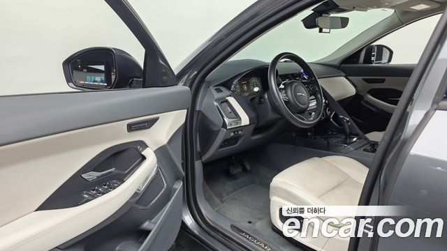 Jaguar E-PACE 2018 — photo 10