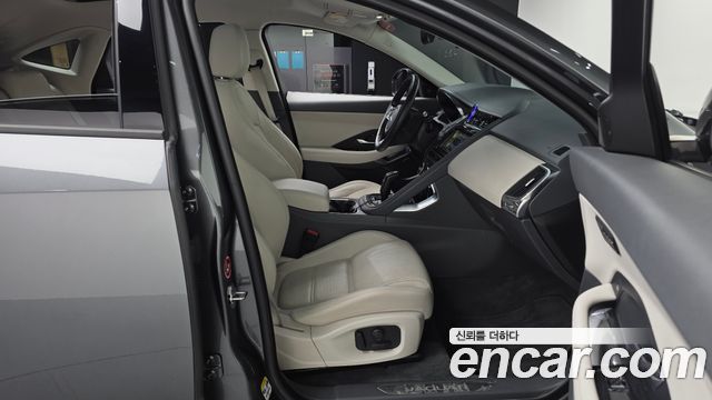 Jaguar E-PACE 2018 — photo 11