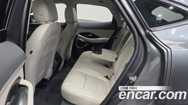 Jaguar E-PACE 2018 — photo 12