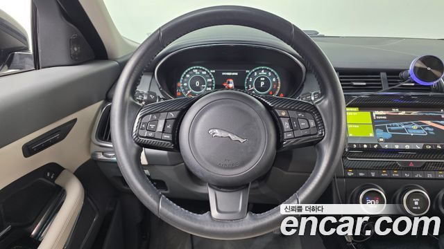 Jaguar E-PACE 2018 — photo 13