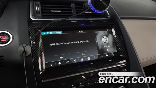 Jaguar E-PACE 2018 — photo 16