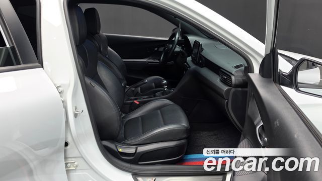 Hyundai Veloster 2019 — photo 16