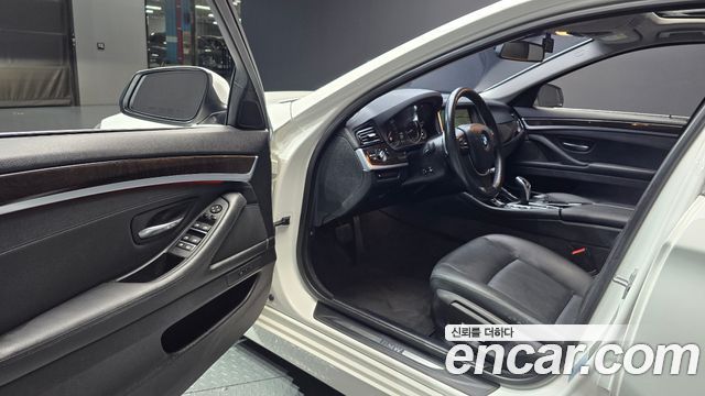 BMW 5-Series 2015 — photo 10