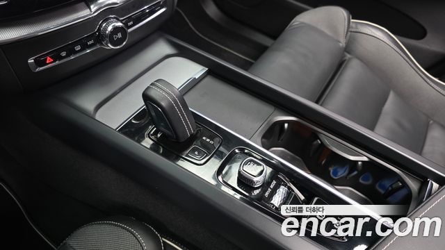Volvo XC60 2021 — photo 12