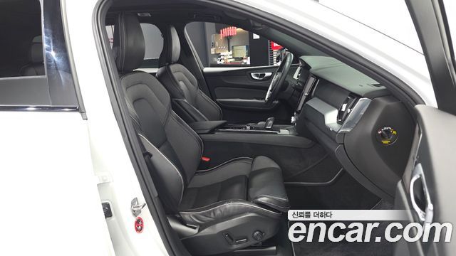 Volvo XC60 2021 — photo 17