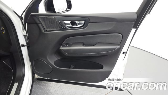 Volvo XC60 2021 — photo 14