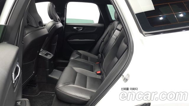 Volvo XC60 2021 — photo 16