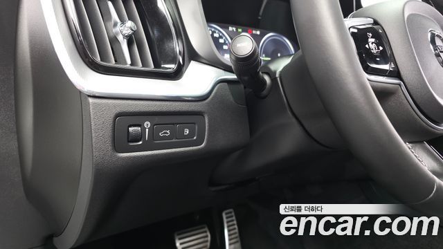 Volvo XC60 2021 — photo 31
