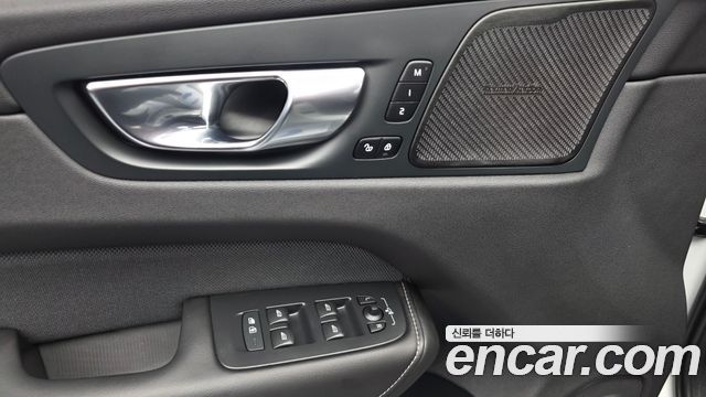 Volvo XC60 2021 — photo 32