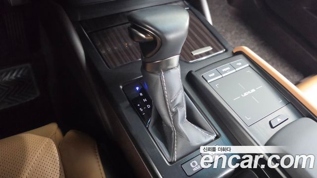 Lexus ES 2021 — photo 12