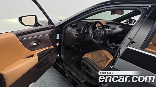 Lexus ES 2021 — photo 13